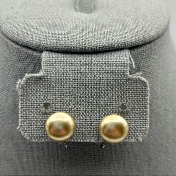 Vintage Gold Tone Round Flat Faux Pearl Screwback Stud Earrings Silver Tone - Picture 1 of 7